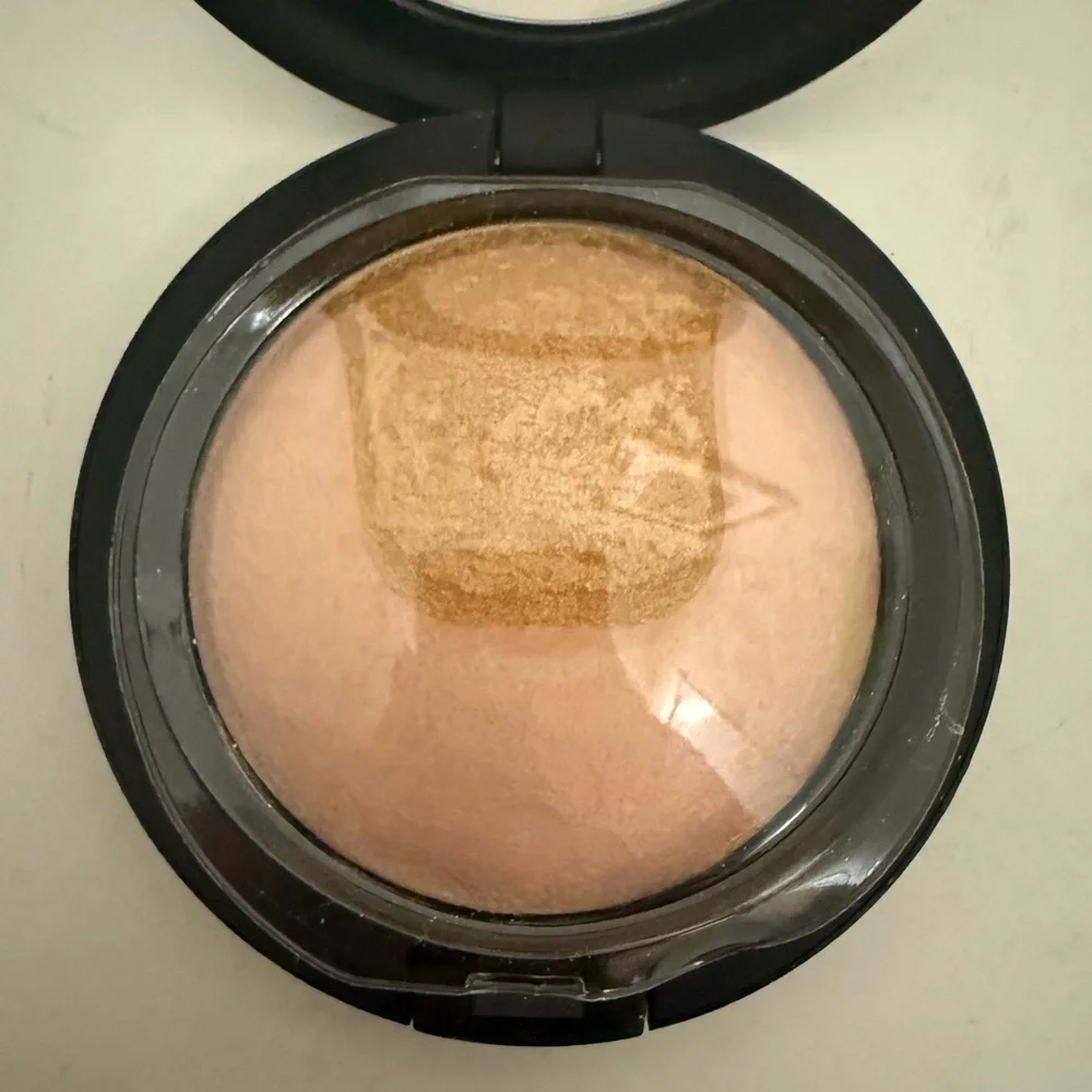 MAC Centre of Attention Mineralize Skinfinish MSF Highlighter Divine Night NEW